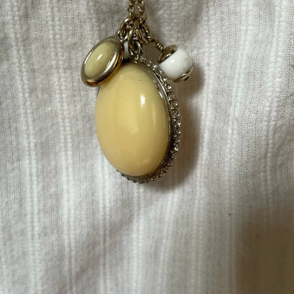 Elegant Cream Pendant Necklace